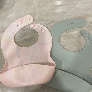 2 silicone bibs _ Loulou lollipop brand